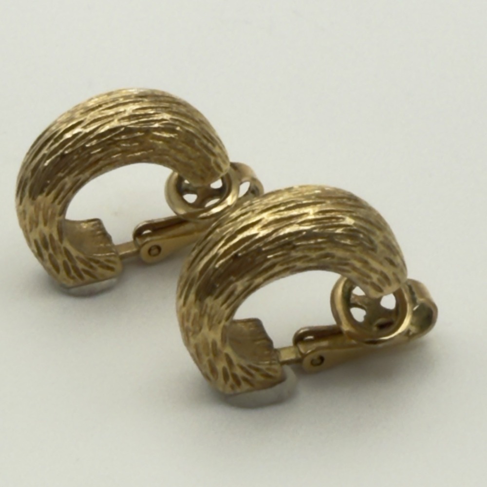 Avon Gold Tone Textured Bark Clip On Earrings Half Hoop J-Hoop Fashion Jewelry - Picture 2 of 14